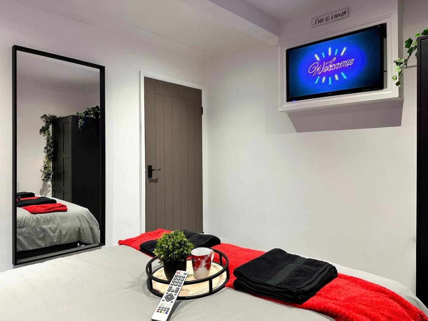 Boutique Backyard Bungalow - Brimsdown Enfield Eksteriør billede